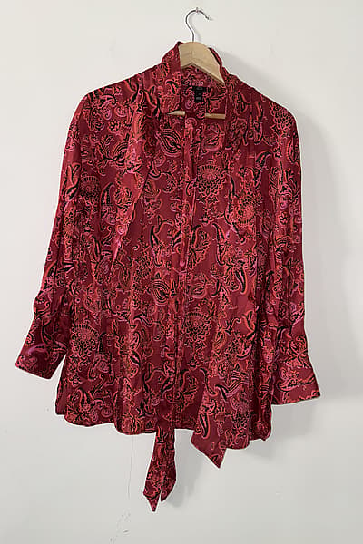 Camicetta con fiocco a farfalla e stampa Paisley by River Island — pre-loved on Thrifted.mt