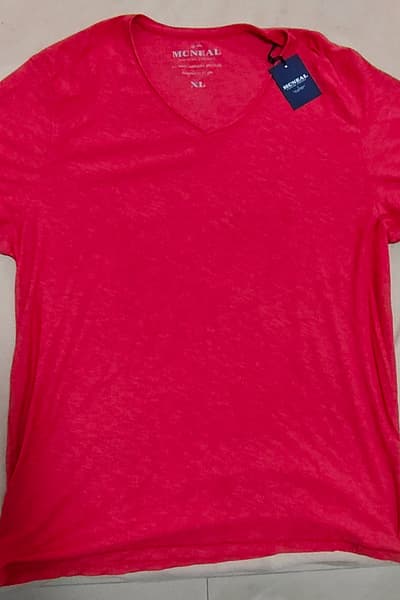 Camiseta de cuello en V para hombre McNeal by McNeal — pre-loved on Thrifted.mt