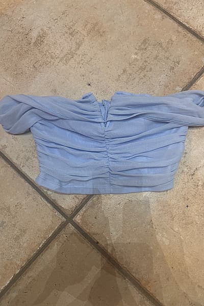 Top blu con spalline scoperte e arricciature by SHEIN — pre-loved on Thrifted.mt