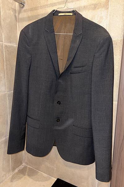Chaqueta de traje de hombre de Bertoni by Bertoni — pre-loved on Thrifted.mt