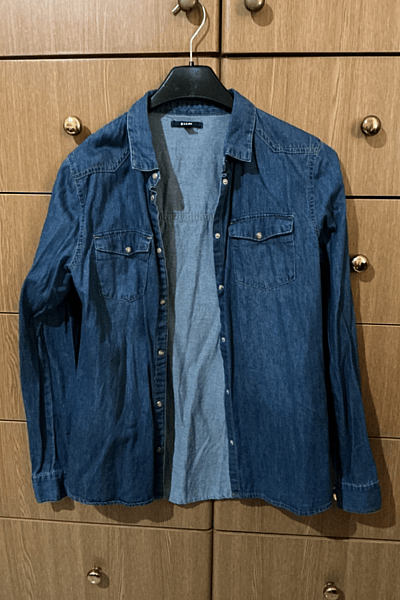Camicia a maniche lunghe in denim blu classico - Kiabi — pre-loved on Thrifted.mt