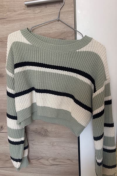 Maglione corto a righe verde in maglia — pre-loved on Thrifted.mt