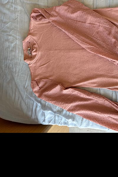 Camisola de manga comprida com textura rosa by Stradivarius — pre-loved on Thrifted.mt