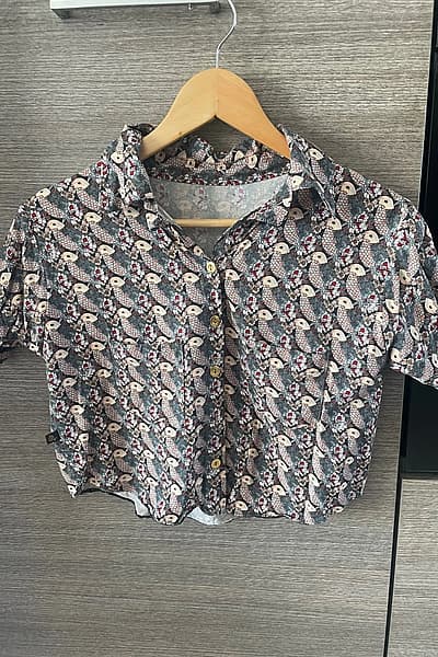 Camicia corta con stampa di uccelli e bottoni — pre-loved on Thrifted.mt