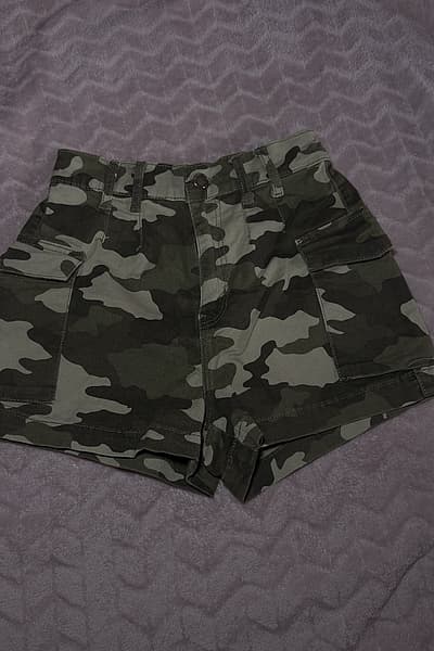 Xorts tad-Denim tal-Kargo Camo ta' Tally Weijl by Tally Weijl — pre-loved on Thrifted.mt