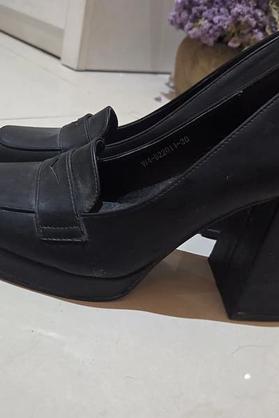 Zapatos de tacón grueso negros by Fashion & Bella — pre-loved on Thrifted.mt