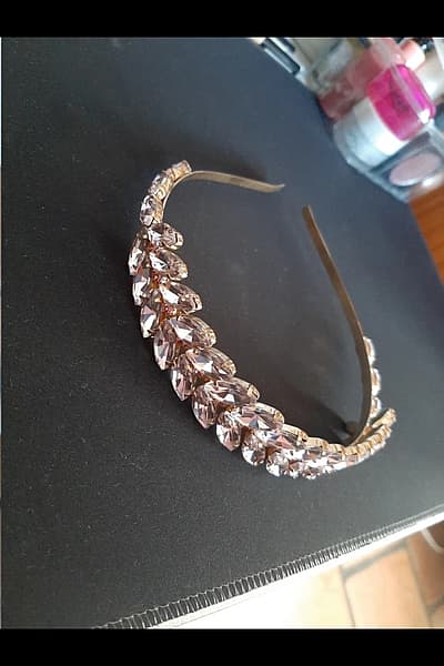 Fascia per capelli con cristalli scintillanti — pre-loved on Thrifted.mt