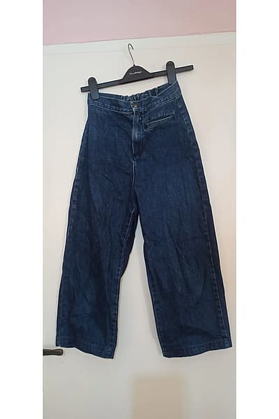 Jeans cropped a zampa di elefante ASOS in indaco slavato (taglia 32 UE/4 UK) by ASOS — pre-loved on Thrifted.mt