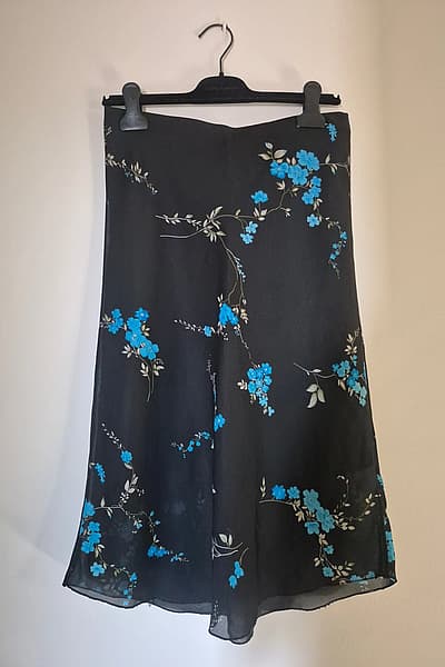 Gonna midi nera a fiori — pre-loved on Thrifted.mt