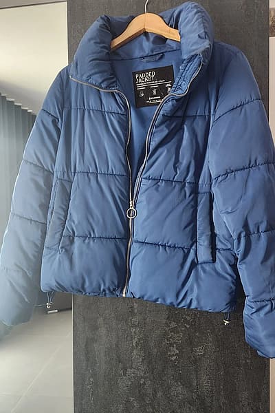 Ġakketta tax-Xitwa Blu Padded by Stradivarius — pre-loved on Thrifted.mt