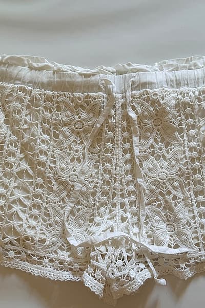 White crochet summer shorts by Topshop — pre-loved on Thrifted.mt