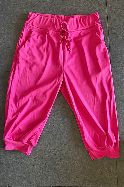 Pantaloni da jogging corti rosa brillante — pre-loved on Thrifted.mt
