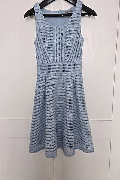 Vestido azul claro con detalles de encaje — pre-loved on Thrifted.mt