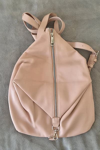 Zaino Carpisa in similpelle rosa by Carpisa — pre-loved on Thrifted.mt