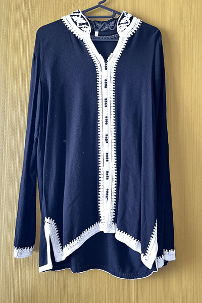 Cárdigan azul marino con bordados — pre-loved on Thrifted.mt