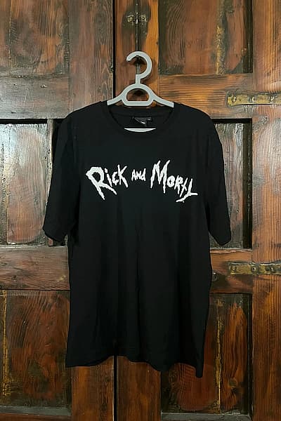 Camiseta negra de Rick y Morty by Rick & Morty — pre-loved on Thrifted.mt