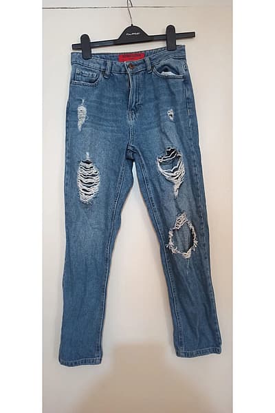 Jeans mom strappati Jennyfer (taglia 34) by Stradivarius — pre-loved on Thrifted.mt