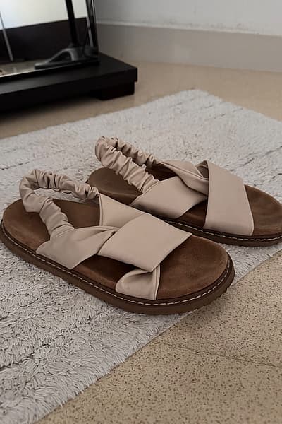 Sandali piatti con cinturini elasticizzati color beige — pre-loved on Thrifted.mt
