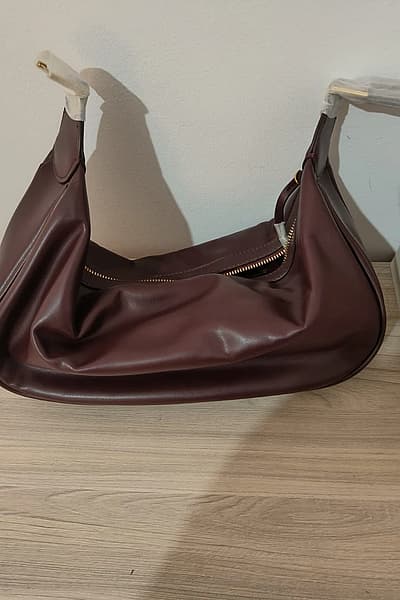 Borża tal-ispalla Burgundy Handbag — pre-loved on Thrifted.mt