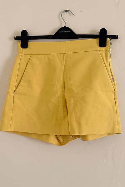 Pantaloncini su misura gialli di Zara by Zara — pre-loved on Thrifted.mt