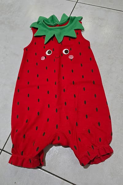 Pijama de una pieza con estampado de fresas para bebé by Mothercare — pre-loved on Thrifted.mt