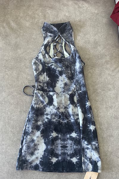 Tie-back marble print dress — pre-loved on Thrifted.mt