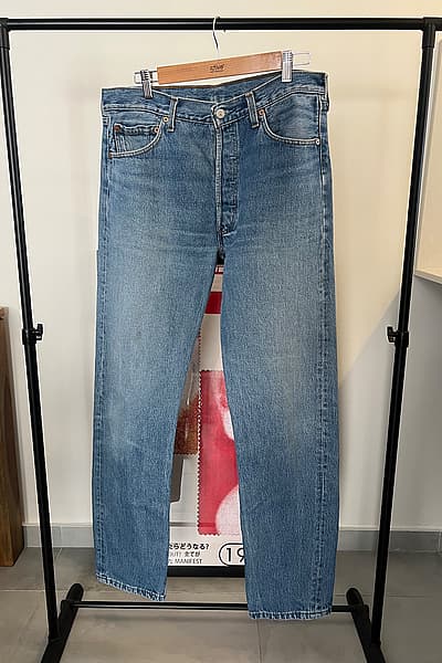 Levi’s 501 – Vaqueros rectos vintage | Azul claro | Talla W34 L34 | Hecho en el Reino Unido — pre-loved on Thrifted.mt