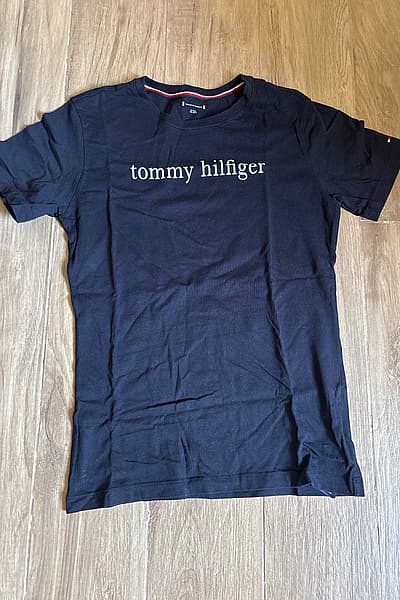 Maglietta con logo Tommy Hilfiger by Tommy Hilfiger — pre-loved on Thrifted.mt
