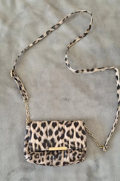Mini borsa a tracolla con stampa leopardata by Primark — pre-loved on Thrifted.mt