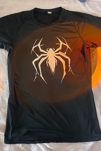 Camiseta con estampado de araña negra — pre-loved on Thrifted.mt