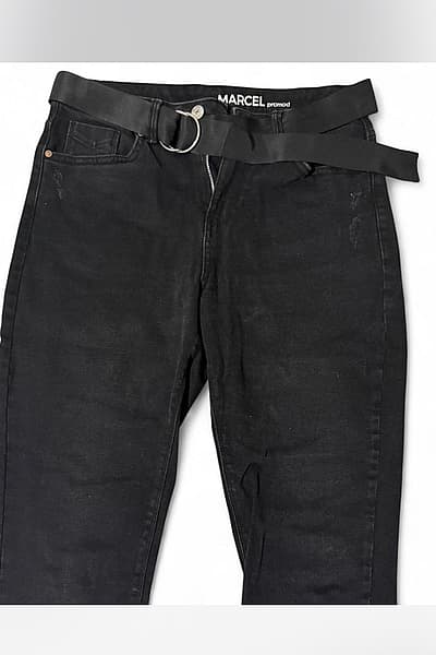 Vaqueros ajustados para mamás con cinturón negro by Promod — pre-loved on Thrifted.mt