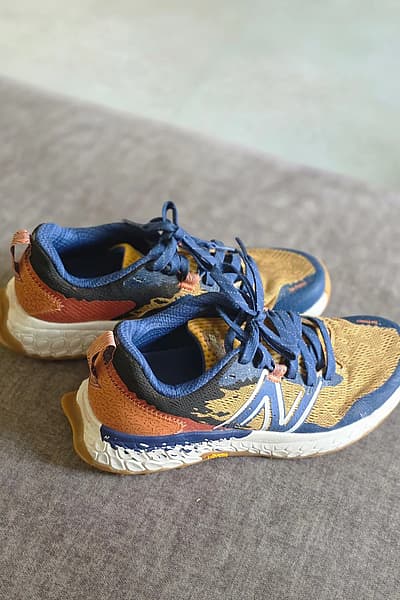 Ténis de corrida em trilha da New Balance by New Balance — pre-loved on Thrifted.mt