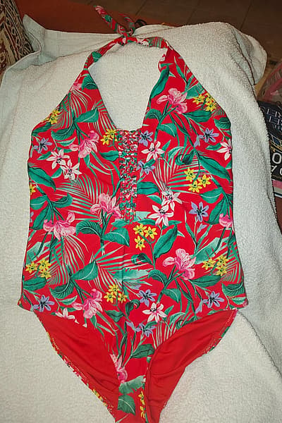 Bañador rojo con estampado floral y cuello halter — pre-loved on Thrifted.mt