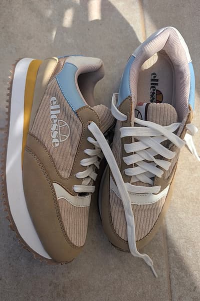 Scarpe da ginnastica Ellesse in velluto a coste beige EU37/UK4 by Ellesse — pre-loved on Thrifted.mt