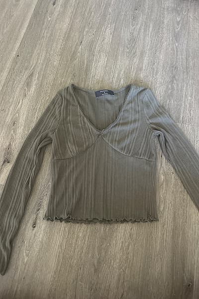 Maglia a maniche lunghe a coste color oliva di Primark by Primark — pre-loved on Thrifted.mt
