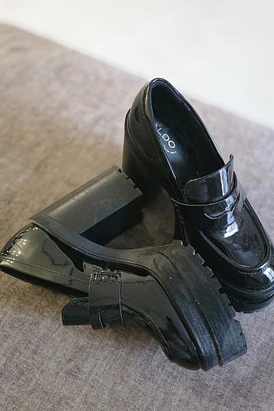 Mocassins de plataforma em couro envernizado preto da ALDO by ALDO — pre-loved on Thrifted.mt