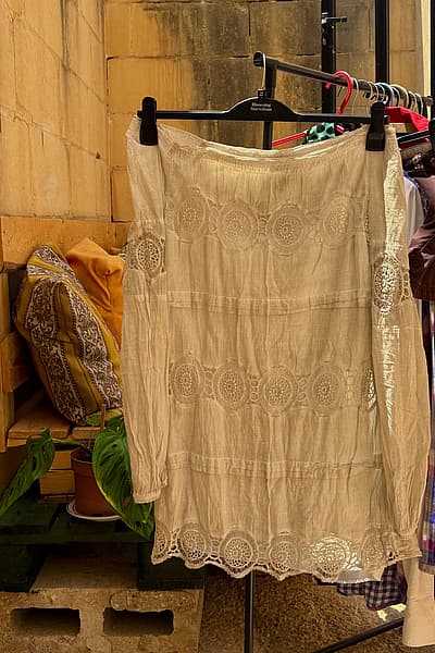 Vestido vintage de color crema con detalles de encaje de ganchillo by Mi Piaci — pre-loved on Thrifted.mt