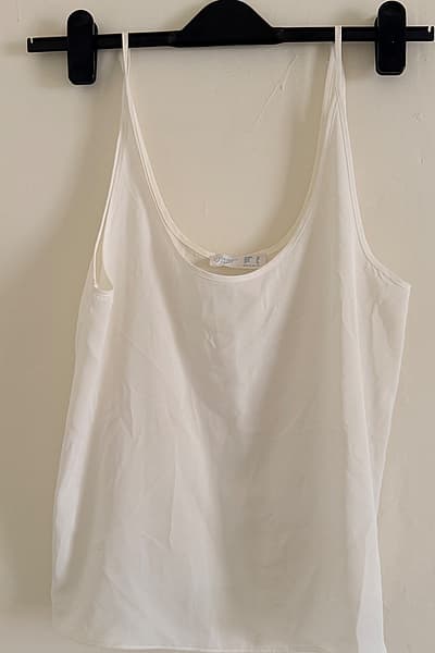 Top a canotta bianco in stile minimalista by Primark — pre-loved on Thrifted.mt