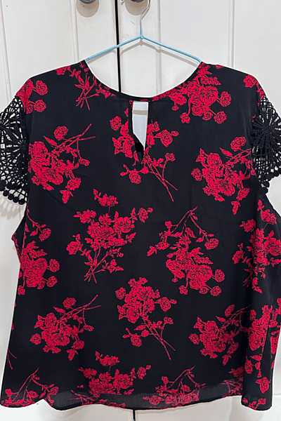 Top con mangas de encaje y estampado floral by SHEIN — pre-loved on Thrifted.mt