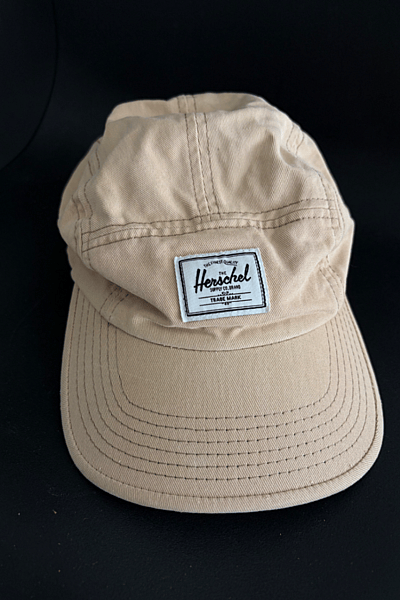 Gorra beige de Herschel Supply Co. by Herschel — pre-loved on Thrifted.mt
