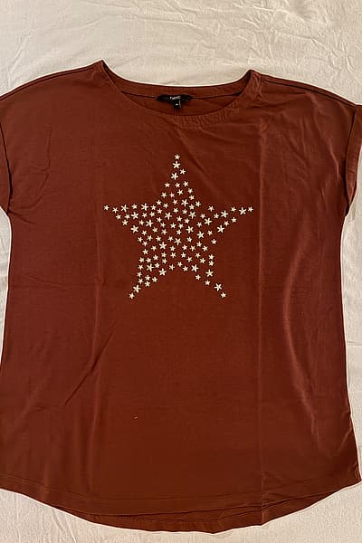 Próximo Top com Estampado de Estrelas Castanhas by Next — pre-loved on Thrifted.mt