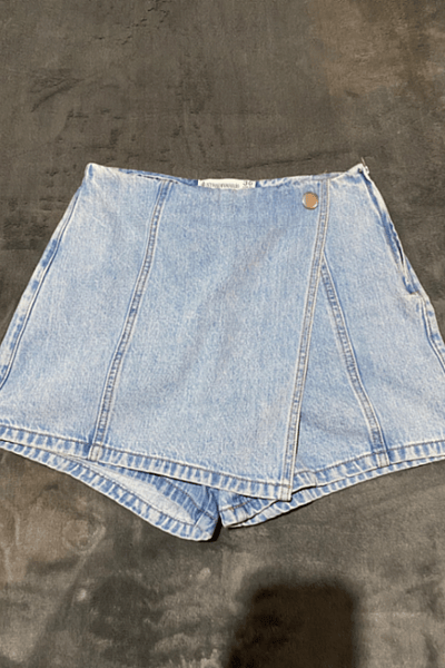 Stradivarius Light wash denim skort by Stradivarius — pre-loved on Thrifted.mt