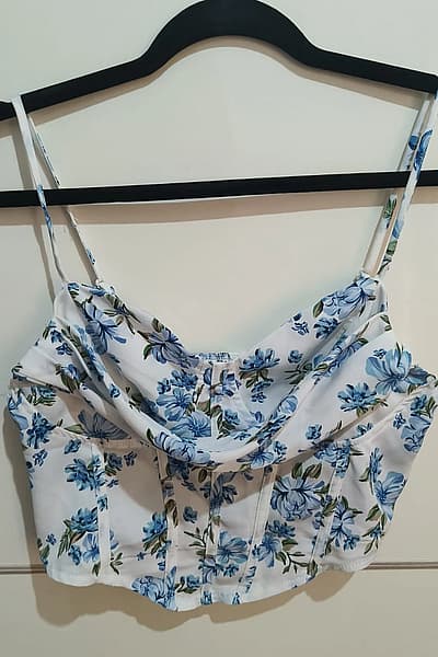 Top curto estilo espartilho com padrão floral by SHEIN — pre-loved on Thrifted.mt