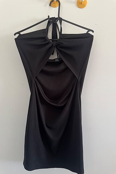 Vestido preto com decote halter e canelado by Shein — pre-loved on Thrifted.mt