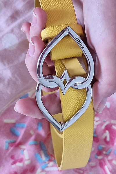 Cintura con fibbia a forma di cuore giallo by Motivi — pre-loved on Thrifted.mt