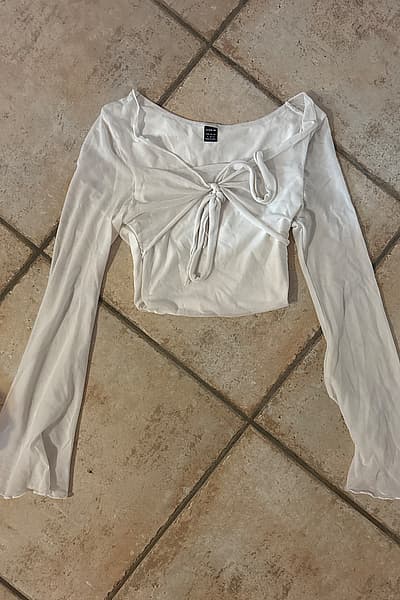 Camicia con colletto bianco e maniche lunghe by Shein — pre-loved on Thrifted.mt
