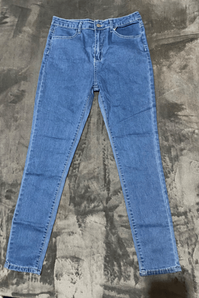 Jeans tad-Denim Blu Klassiċi by SHEIN — pre-loved on Thrifted.mt