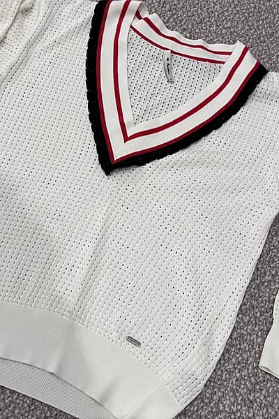 Maglione da tennis con scollo a V — pre-loved on Thrifted.mt