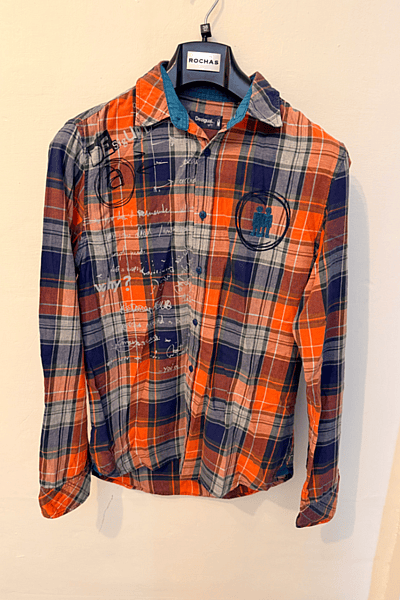 Camisa a cuadros naranja con botones by Desigual — pre-loved on Thrifted.mt