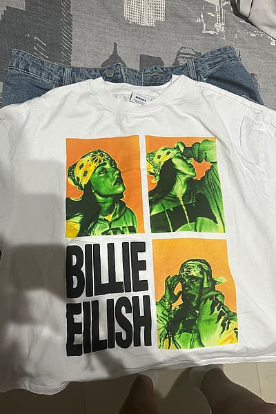 Maglietta con stampa grafica di Billie Eilish by Bershka — pre-loved on Thrifted.mt